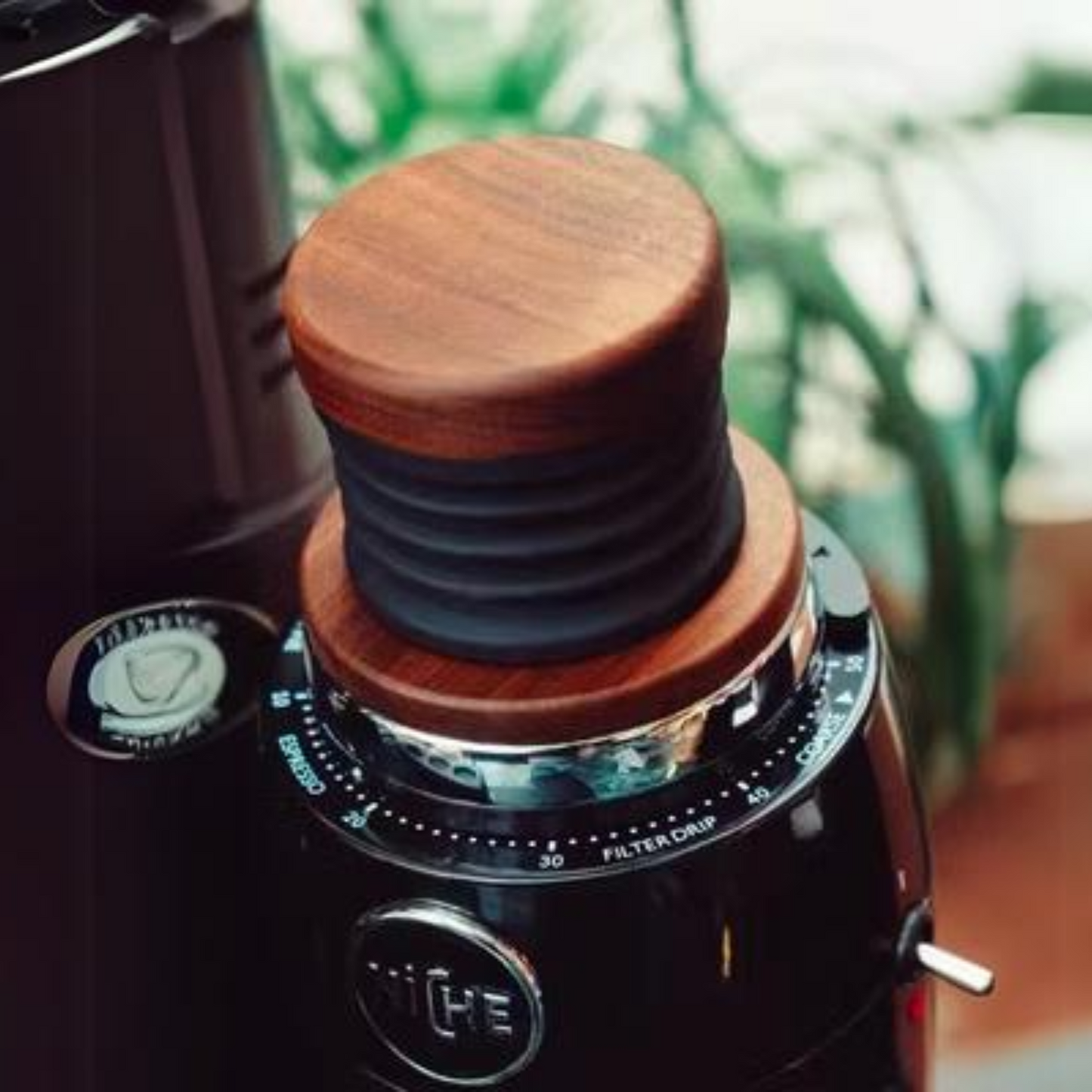 Niche Zero Grinder Bellows And Wooden Lid. Press Clean and Dispense Coffee Simultaneously.
