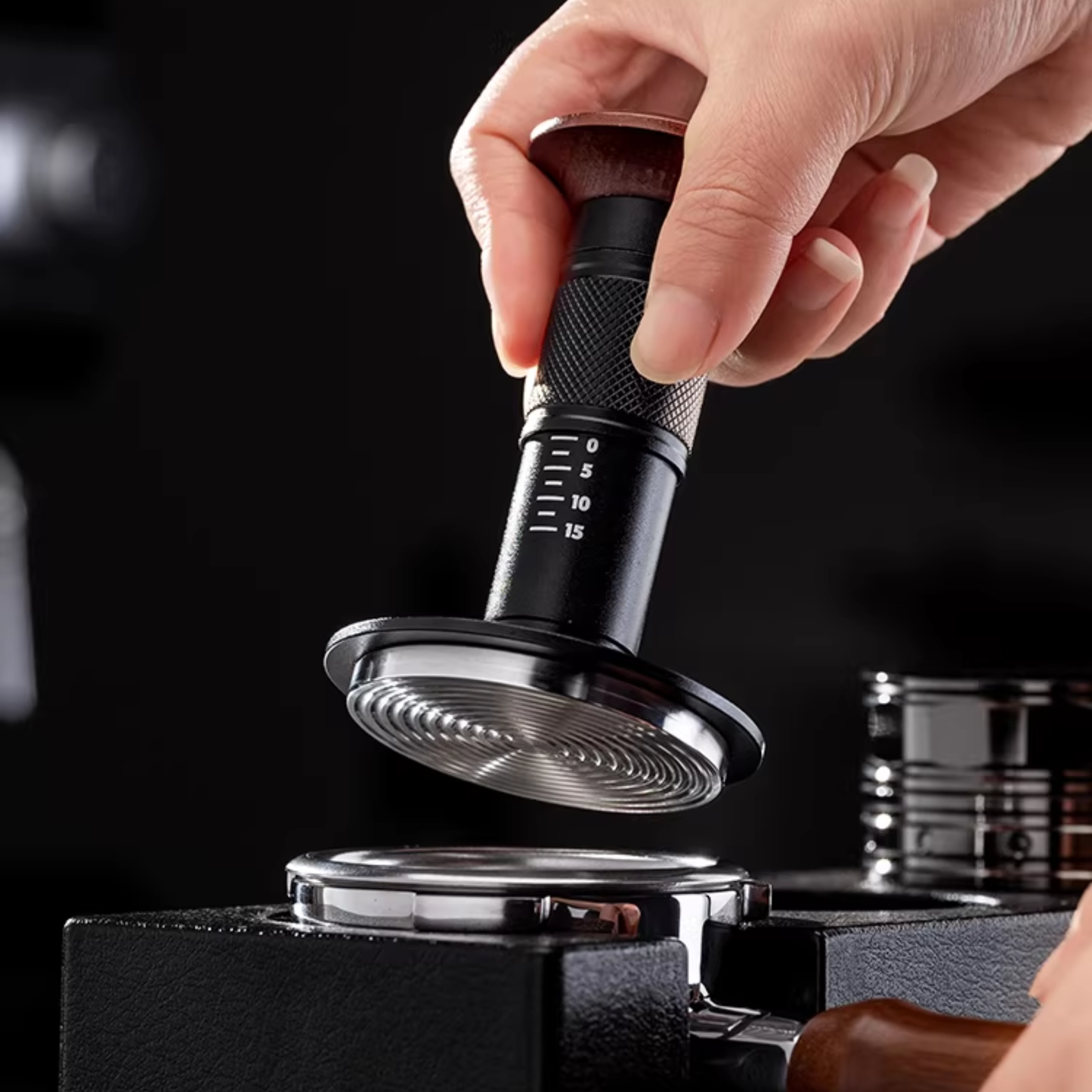 Adjustable dynamometric coffee tamper with pressure scale and wooden handle