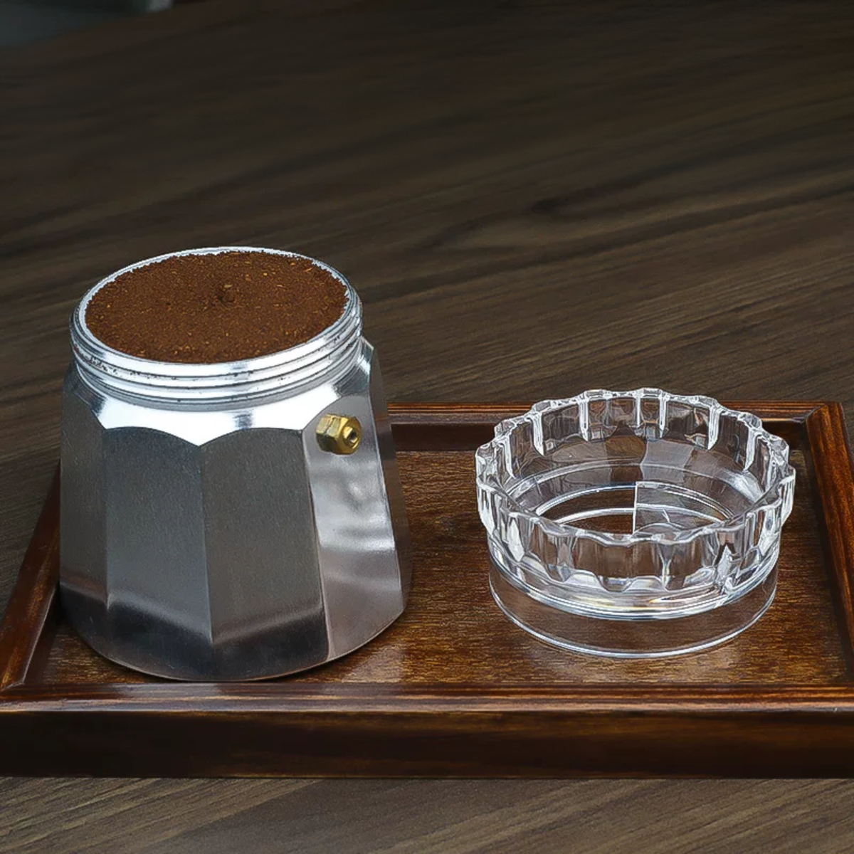 Moka Pot rotary distributor evenly levelling coffee grounds in filter basket