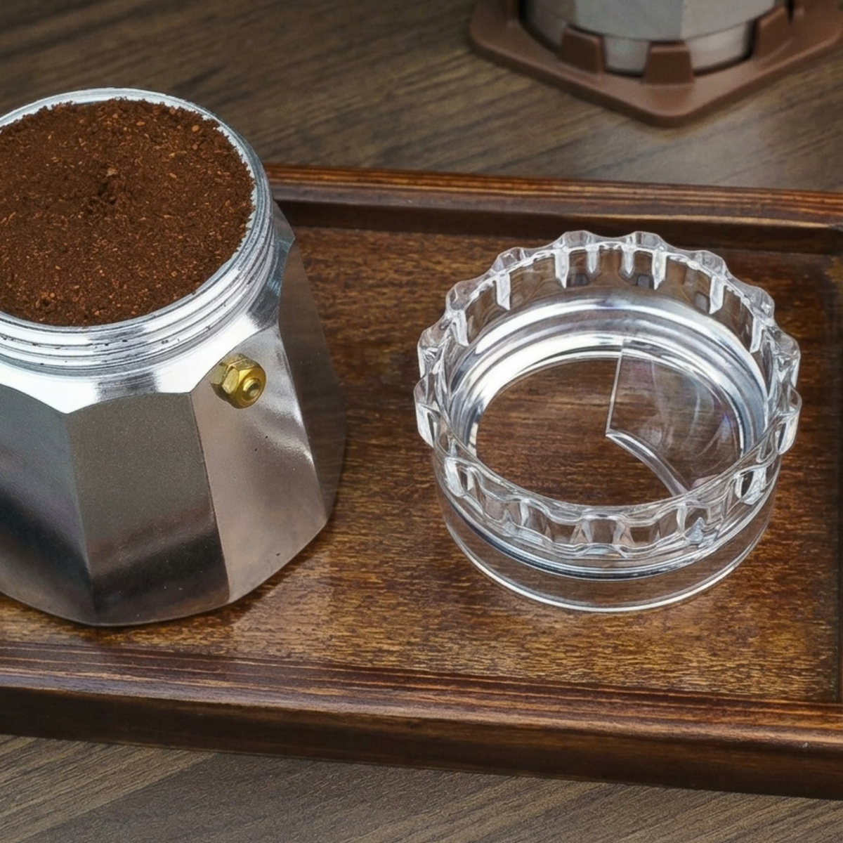 Moka Pot rotary distributor evenly levelling coffee grounds in filter basket